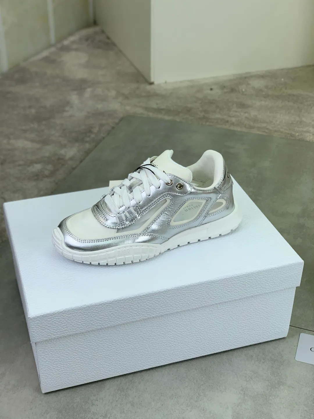 Men's men's shoes P520 new Dior Tech sneakers 2026 early spring series new products, with fashionable details, highlighting retro aesthetics. The light beige anti-suede cow leather upper is spliced ​​with apricot transparent mesh fabric on the side. The upper window edge is adhered with high-frequency flat ironing and back-pressure. It replicates the original craftsmanship, making it beautiful and comfortable without falling off. The interior is made of sheep lining of the same color, which is soft and comfortable. The heel and tongue are embellished with the Paris logo. The textured TPU soles with the same color logo. The high-end version is exquisitely packaged, adding a high-end style.  Code number: 35-46
